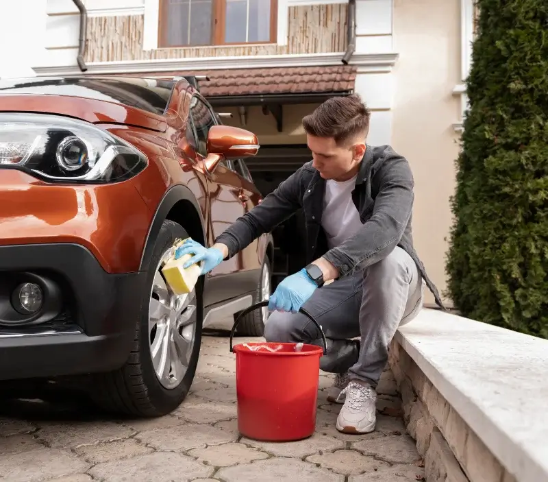 Lavage auto à domicile Lafeuillade-en-Vézie : professionnel intervenant sur un véhicule